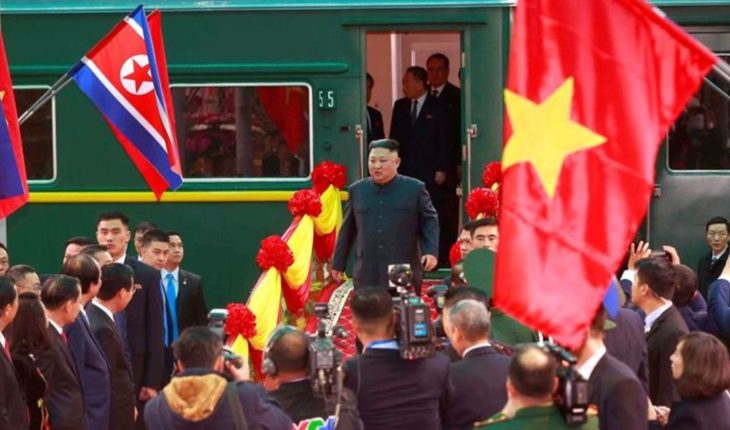 translated from Spanish: Kim Jong-un llega a Hanoi para reunirse con Donald Trump