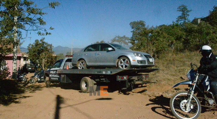 Luego de una persecución y tirotero, recuperan un vehículo robado, en Uruapan, Michoacán