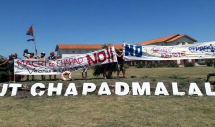 translated from Spanish: Macri traveled to Chapadmalal for his birthday and was greeted with protests