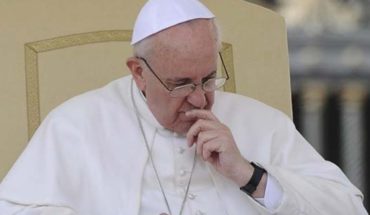 translated from Spanish: Papa Francisco escucha a sobrevivientes de abuso sexual