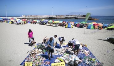 translated from Spanish: Pese a campañas, el plástico sigue llenando nuestras playas