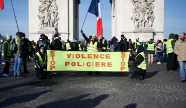 translated from Spanish: Policía lanza gas lacrimógeno a manifestantes en París