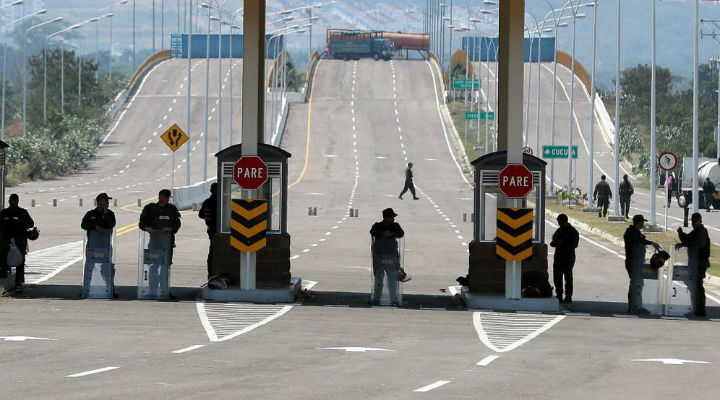 Soldados venezolanos desertan y cruzan la frontera a Colombia