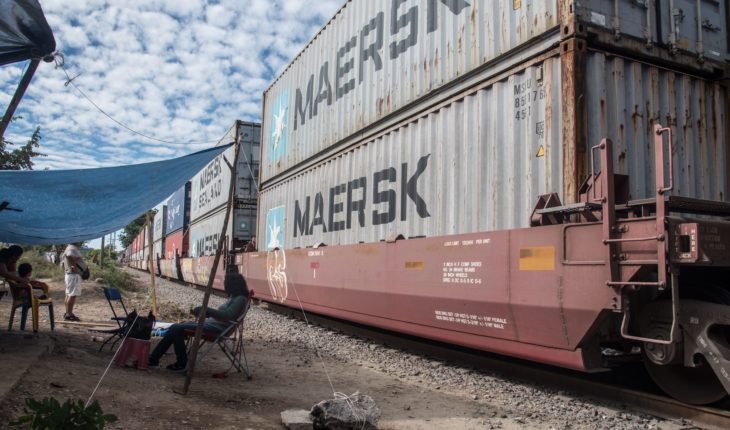 translated from Spanish: The CNTE returns to take the railway in Michoacán