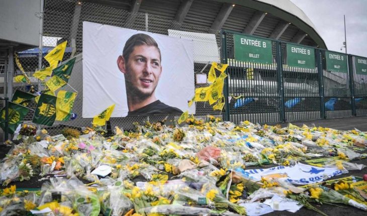 translated from Spanish: The Champions League and the Europa League honor to Emiliano Sala