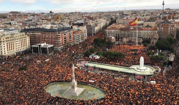 translated from Spanish: The Spanish right point topped the Centre of Madrid and calls for the resignation of Pedro Sánchez
