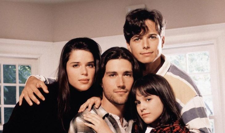 translated from Spanish: The classic series of the ‘ 90s Party of Five returns to television