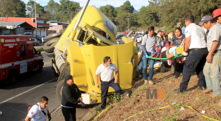 Trailer dragging two cars, reported seven people injured, in Uruapan