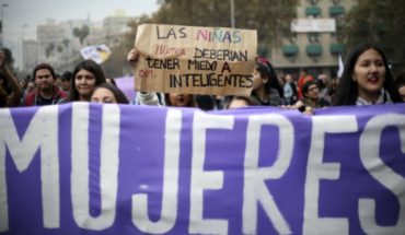translated from Spanish: University of Chile opens registration for course online and free envelope feminism