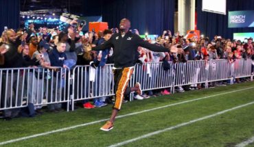 translated from Spanish: Usain Bolt gets record at a Super Bowl event