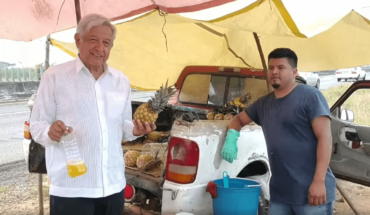 ¡Pa’ su mecha qué sabroso!: AMLO presume compra de jugo de piña en Veracruz