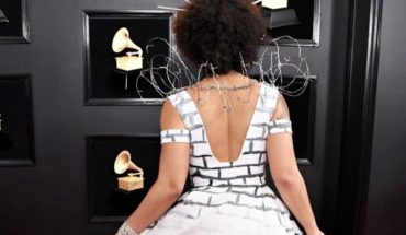 ¿Quién es la cantante que asistió a los Grammys con un vestido que apoya el muro de Trump?