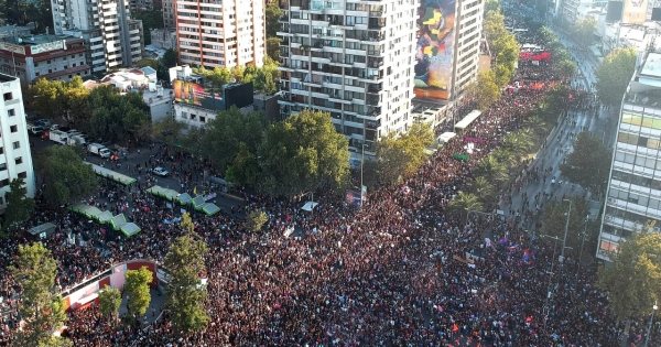 ¡Desbordante!: movilización feminista concentra a varios cientos de miles de personas en Santiago y regiones