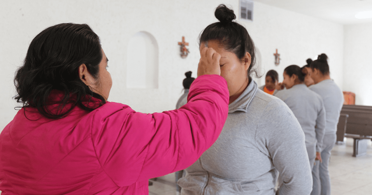 Arquidiócesis de Chihuahua impone ceniza a internos en penales