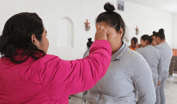 Arquidiócesis de Chihuahua impone ceniza a internos en penales