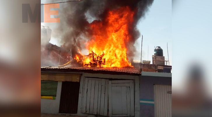 Bomberos Zitácuaro rescata a tres niños y dos ancianitos de un incendio de casa