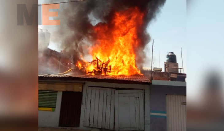 Bomberos Zitácuaro rescata a tres niños y dos ancianitos de un incendio de casa