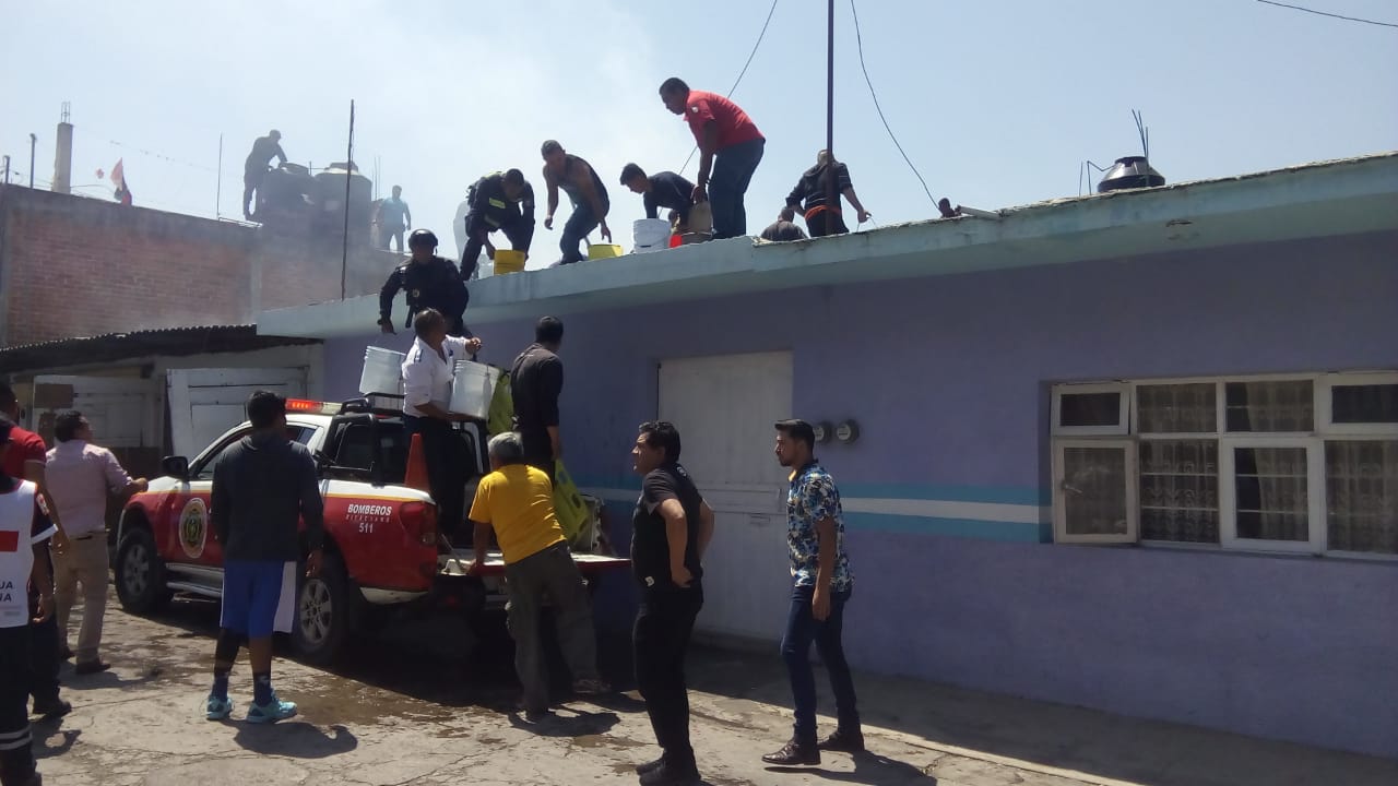 Bomberos de Zitácuaro salvan a una familia tras incendio en su hogar