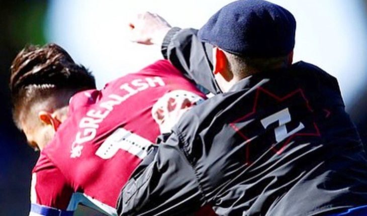 Brutal agresión de un hincha a jugador del Aston Villa en el clásico ante Birmingham