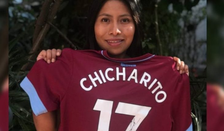 Chicharito Hernández envía playera del West Ham a Yalitza Aparicio