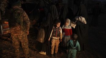 Cientos de personas evacúan último reducto de EI en Siria
