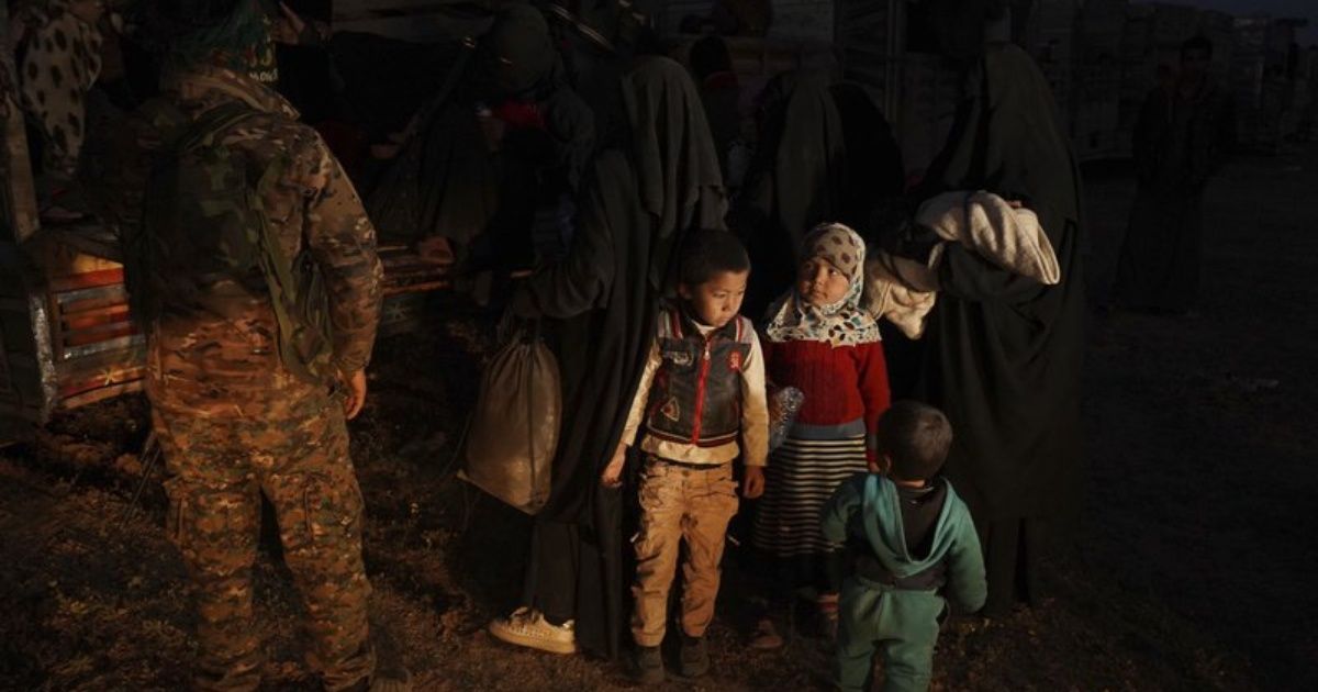 Cientos de personas evacúan último reducto de EI en Siria