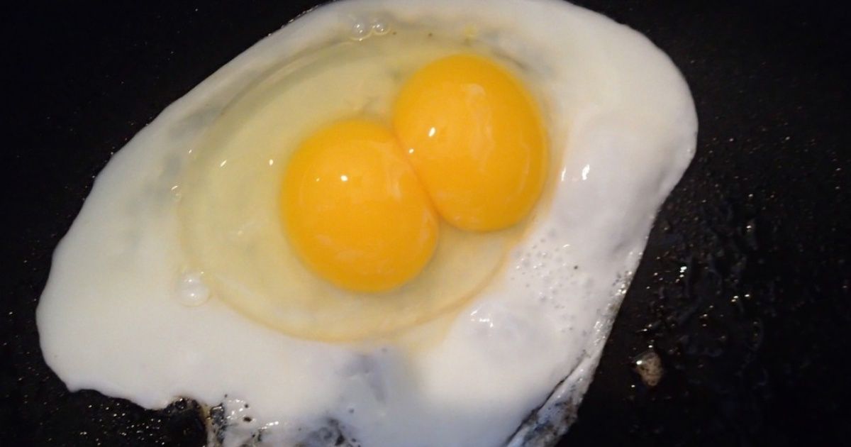 Comer dos huevos al día podría aumentar riesgo de desarrollar enfermedad cardiaca