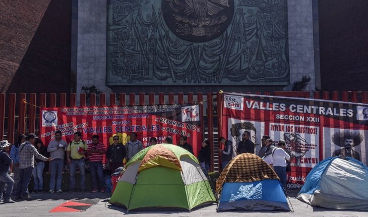 Con bloqueos, CNTE presiona sobre nueva reforma educativa