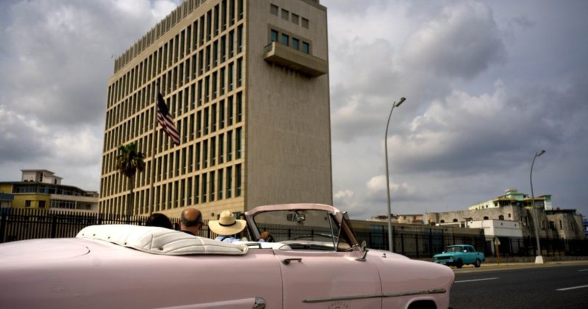 Cubanos inundan con preguntas a embajada de EEUU por visas