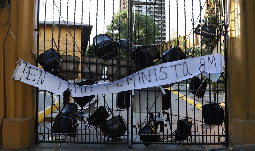 Decano rechaza categóricamente toma feminista en U. de Chile: "Es incomprensible una acción como esta"
