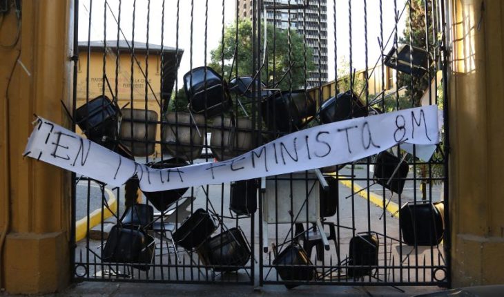 Decano rechaza categóricamente toma feminista en U. de Chile: “Es incomprensible una acción como esta”