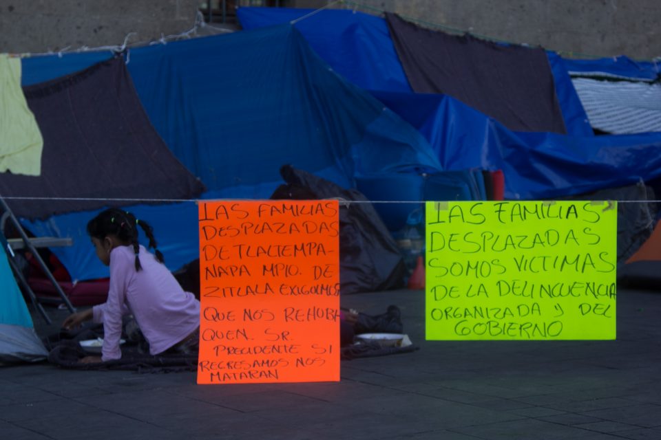 Desplazados de Guerrero cumplen 14 días frente a Palacio Nacional