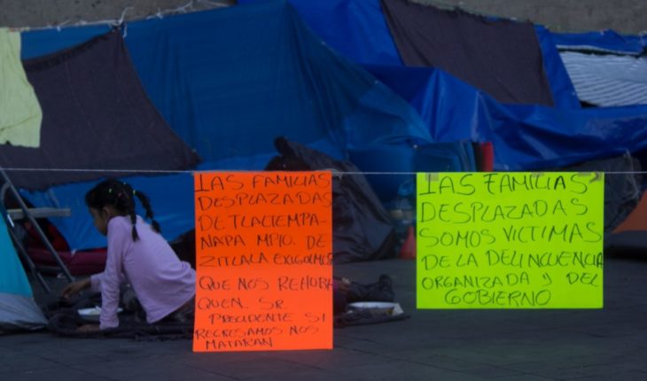 Desplazados de Guerrero cumplen 14 días frente a Palacio Nacional