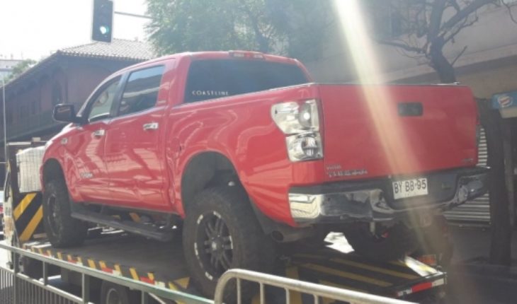 Detienen a hombre que intentó irrumpir en La Moneda conduciendo una camioneta