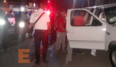Dos jóvenes quedan heridos en choque de camioneta contra un poste en Apatzingán, Michoacán