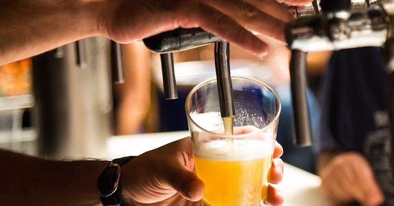 El alcohol puede prevenir la muerte dependiendo de la edad que tengas, afirma estudio