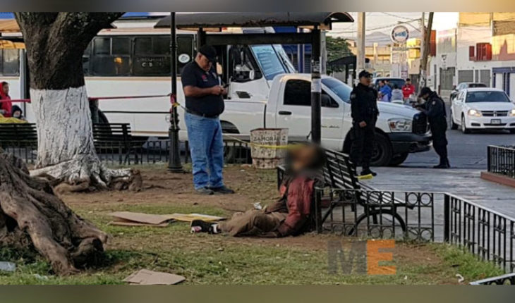 Encuentran muerto a un hombre con aspecto de indigente, en la Plaza de Los Robles, en Zamora, Michoacán