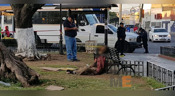 Encuentran muerto a un hombre con aspecto de indigente, en la Plaza de Los Robles, en Zamora, Michoacán