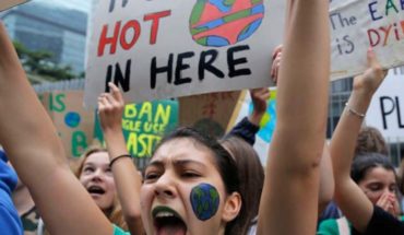 Estudiantes marchan exigiendo acción contra el cambio climático