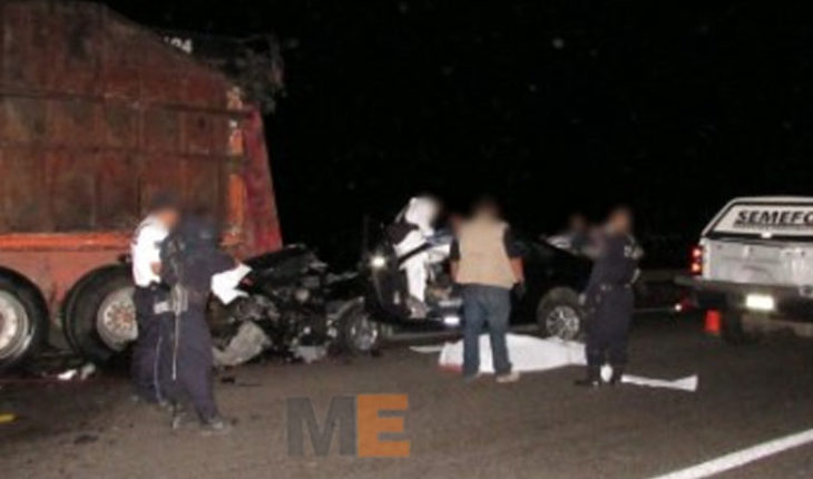 Fallecen dos personas en un choque de auto contra camión en la Autopista Morelia