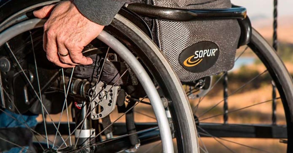Gastó sus ahorros de 2 años para comprar silla de ruedas para su amigo