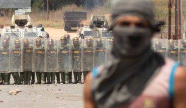 Gobierno de Venezuela asegura que camiones quemados de ayuda humanitaria tenían material de protesta