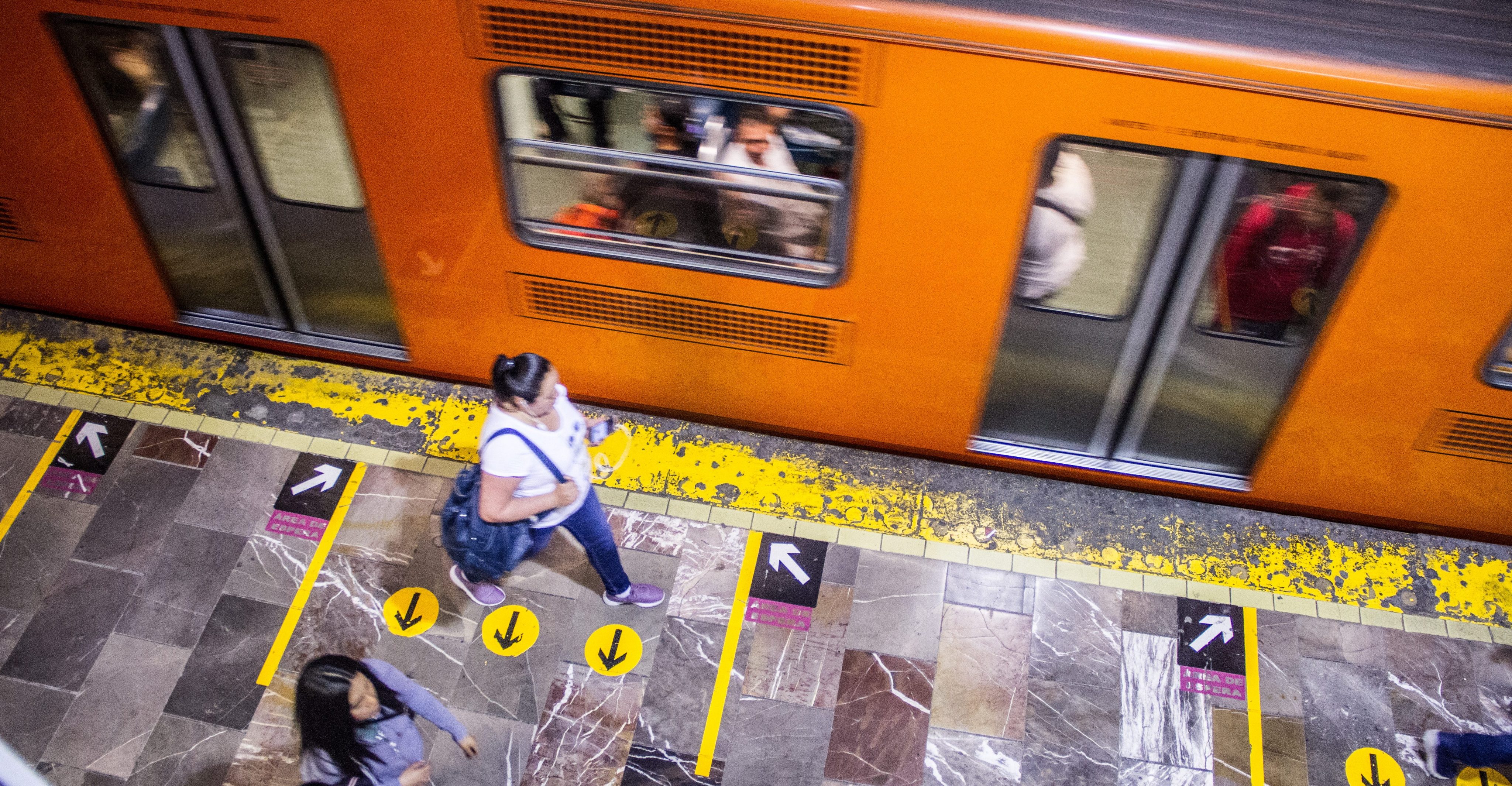 Investigan difusión de fotos y videos de usuarias del Metro