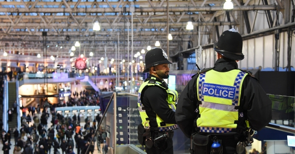 Investigan tres paquetes con explosivos detectados en Londres