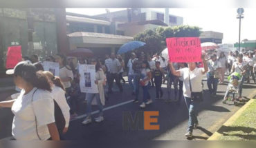 Marchan para exigir justicia familiares de Jennifer, víctima de feminicidio, en Uruapan, Michoacán