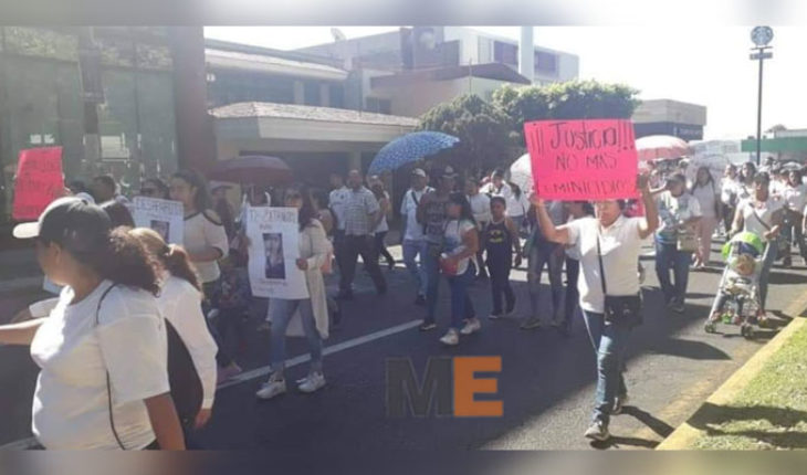 Marchan para exigir justicia familiares de Jennifer, víctima de feminicidio, en Uruapan, Michoacán