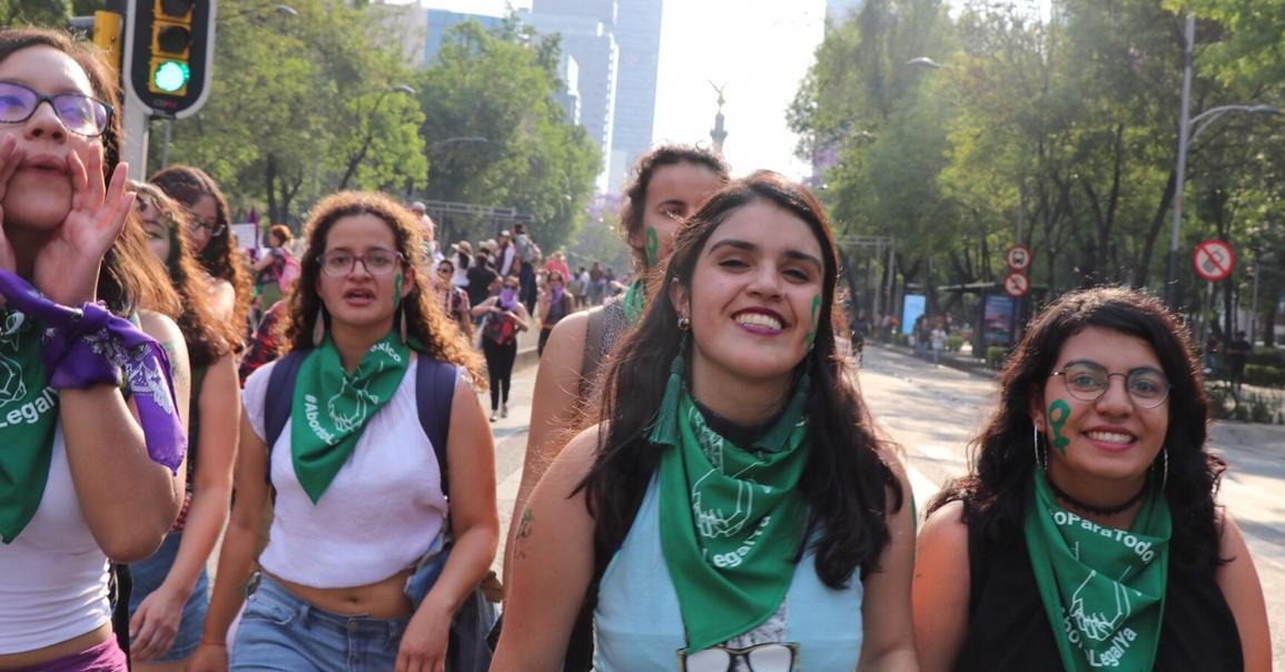 Miles de mujeres marchan en la CDMX