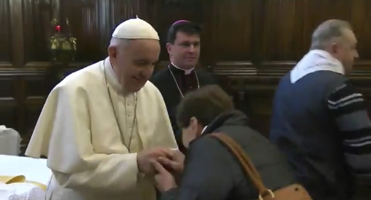 Papa Francisco evita que fieles besen el anillo del pescador