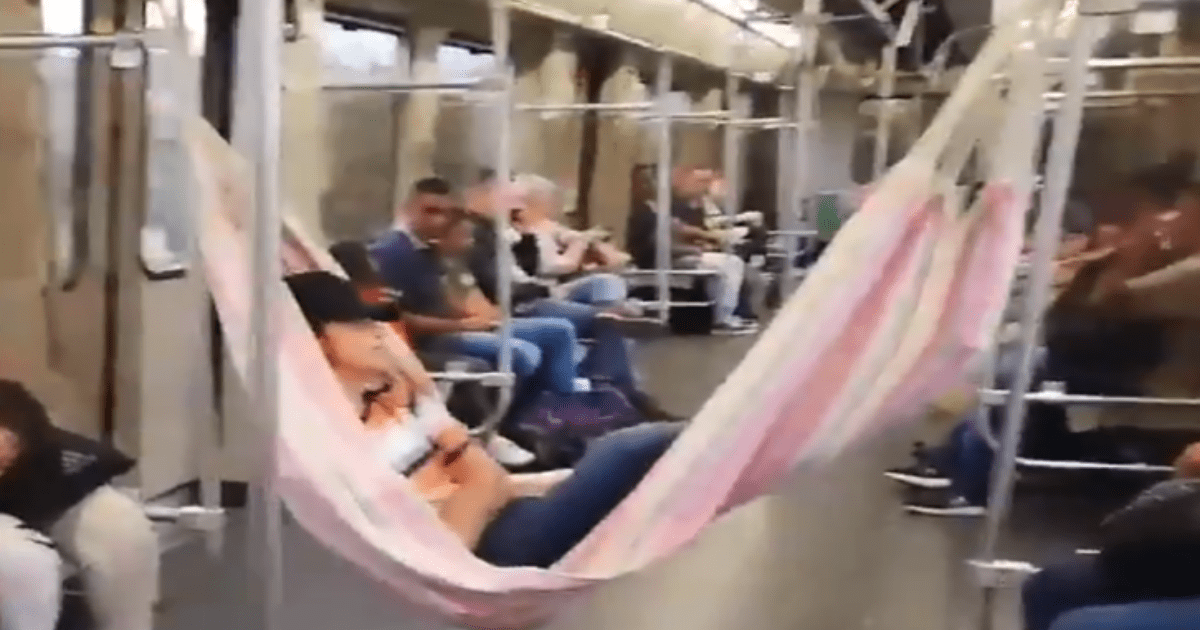 Pasajero cuelga su hamaca para viajar cómodo en el metro de Medellín