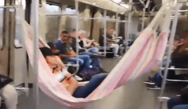 Pasajero cuelga su hamaca para viajar cómodo en el metro de Medellín